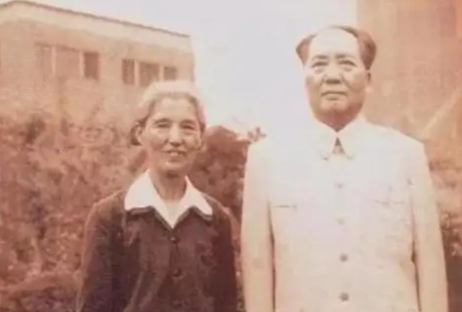 1950年，毛主席正在拆厚厚的群众来信，其中有封信地址是无锡，署名“吴启瑞”，毛