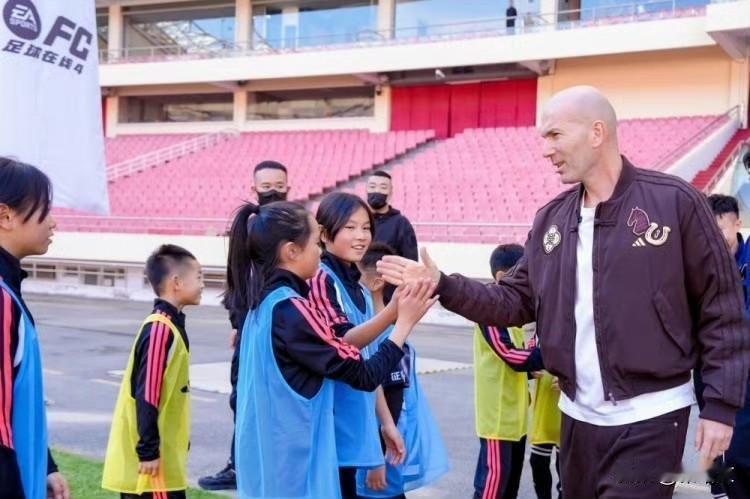 破次元！齐达内上海弄堂约战樊振东，皇马功勋集体点赞太疯了体育圈这波联动直接