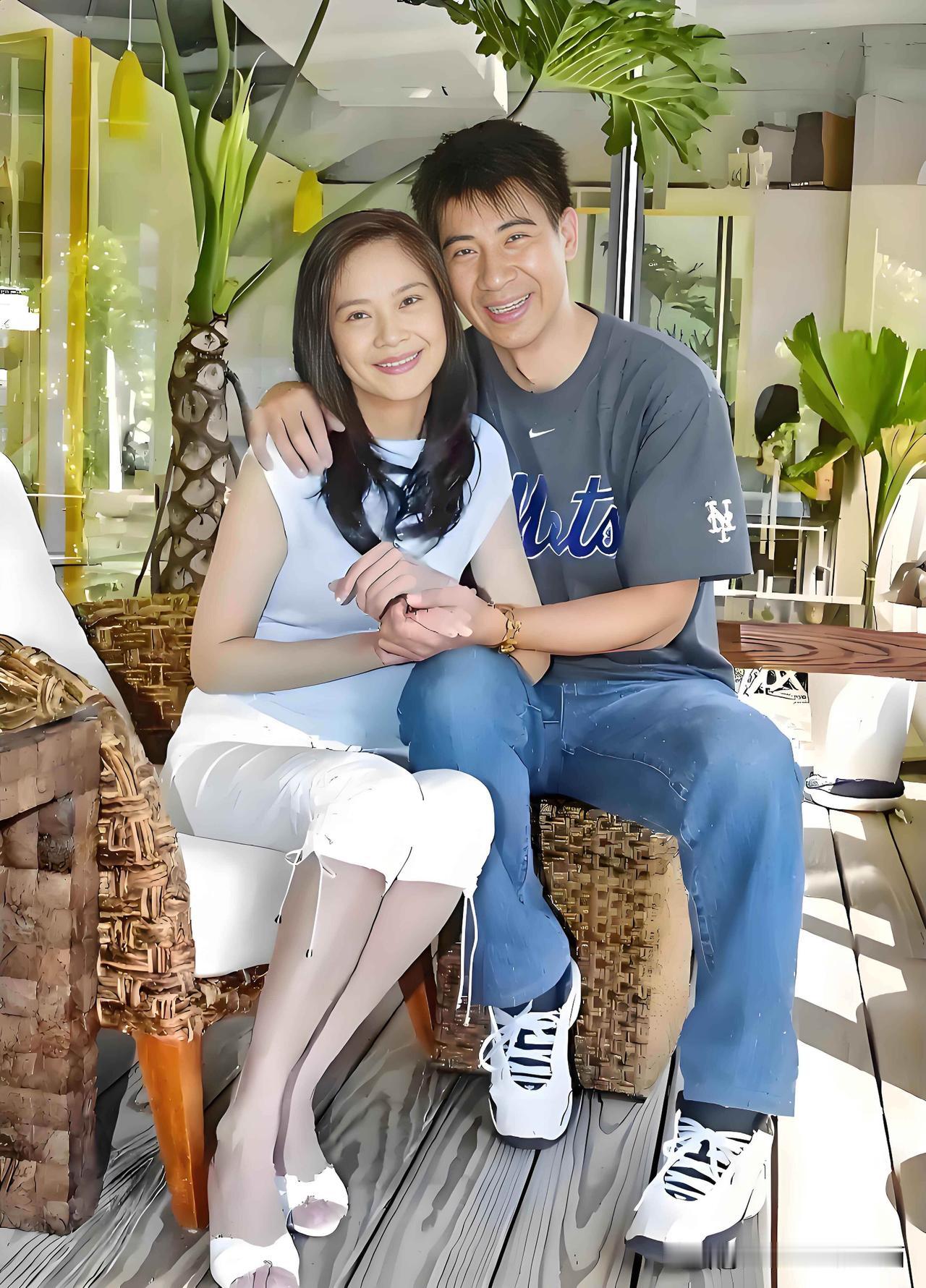 最接地气的一对夫妻，男的英俊，仪表堂堂，气宇轩昂，阳光，帅气，笑容迷人，女的嘴角