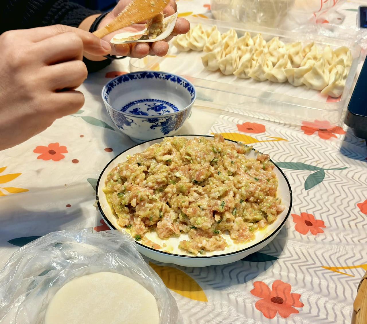 明天冬至，今天我婆婆突然给我打来电话说:“回来帮我包饺子，我好给我女儿送一些。