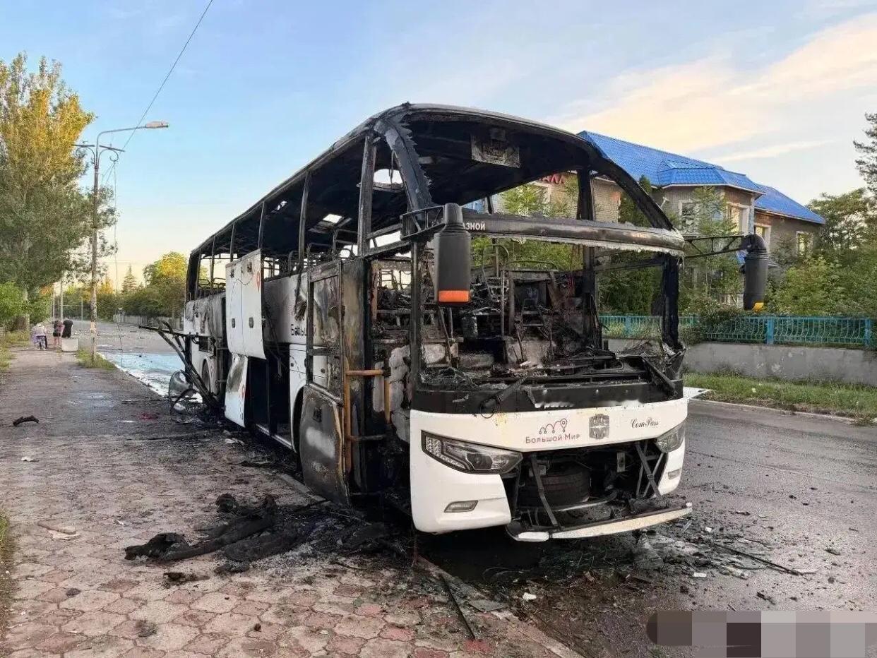 俄一纯客运大巴遭乌无人机精准袭击，造成重大人员伤亡！事发6月3日凌晨，由莫斯科发