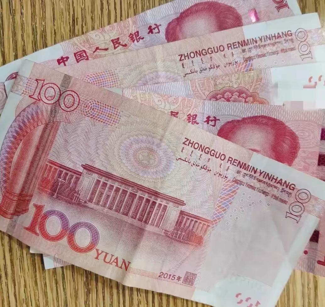 我表妹三个月前开始使用现金，不再用微信、支付宝，她告诉我，自从重新使用现金，三个