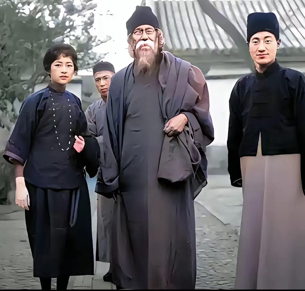 924年，徐志摩和林徽因陪同印度诺贝尔文学奖得主泰戈尔游北京法源寺时的合影，三人