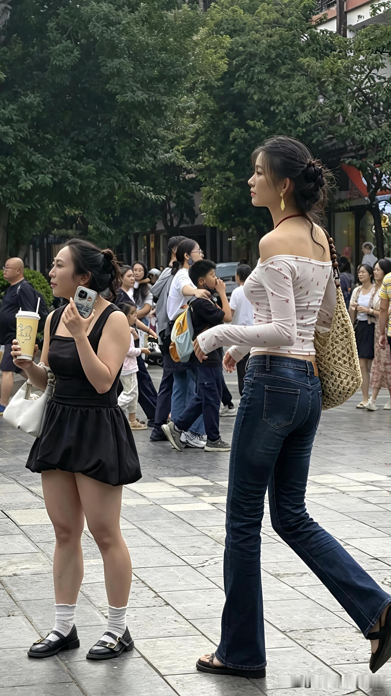 【街头抓拍】+【同框即反差】+【谁在偷偷看谁？】这一秒。空气突然安静。