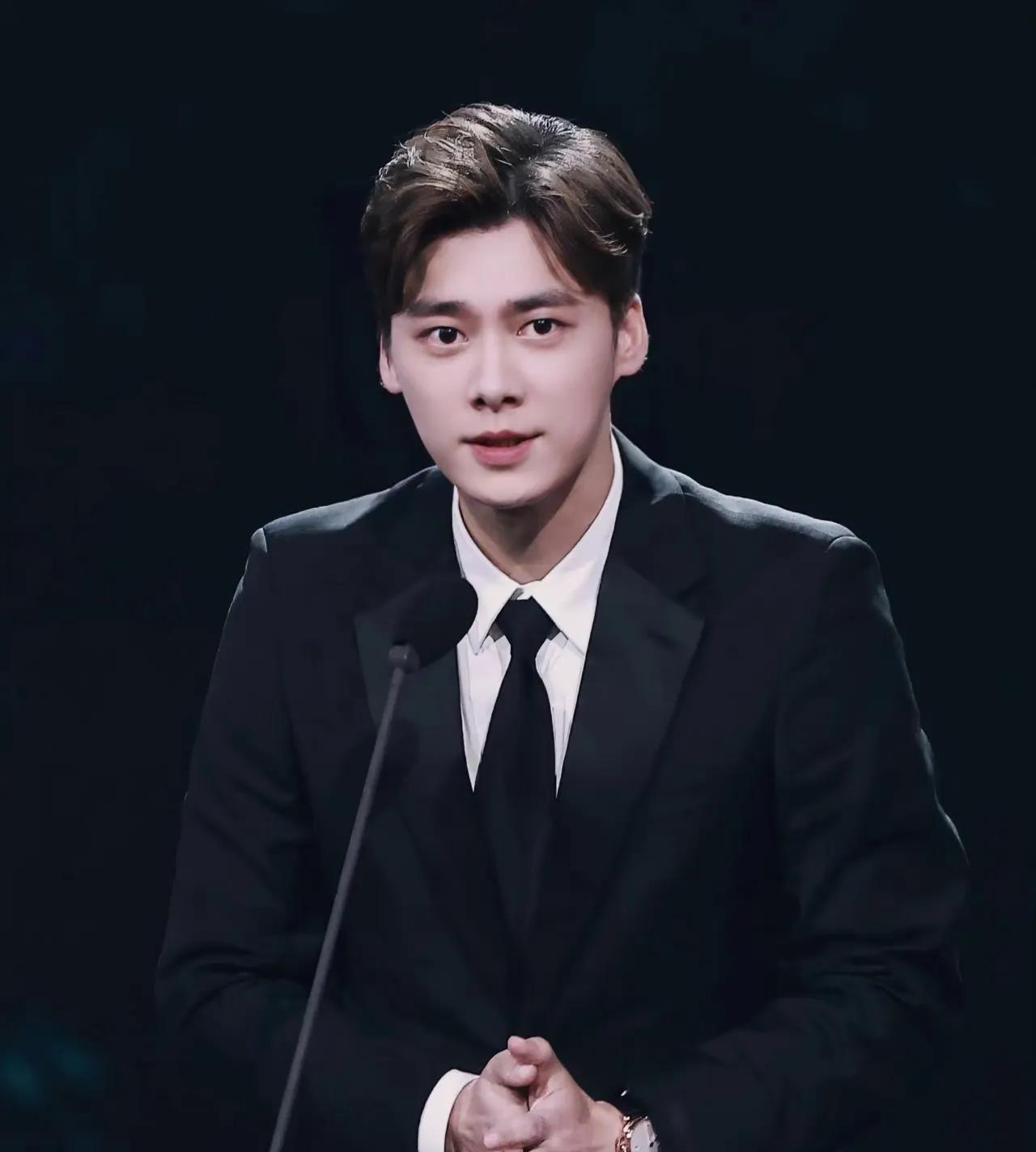 李易峰这会估计要烦死了，不是因为演戏演不了，也不是上次嫖娼事件又出现，而是他