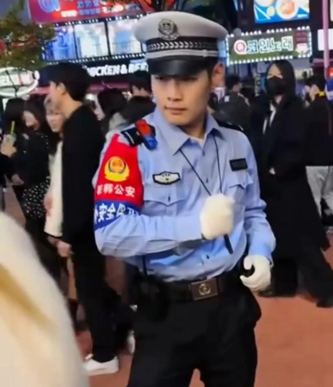驻韩“公安”[捂脸哭]，除了没有佩戴交警的白色腰带和黄色反光背心，其他没有毛病！