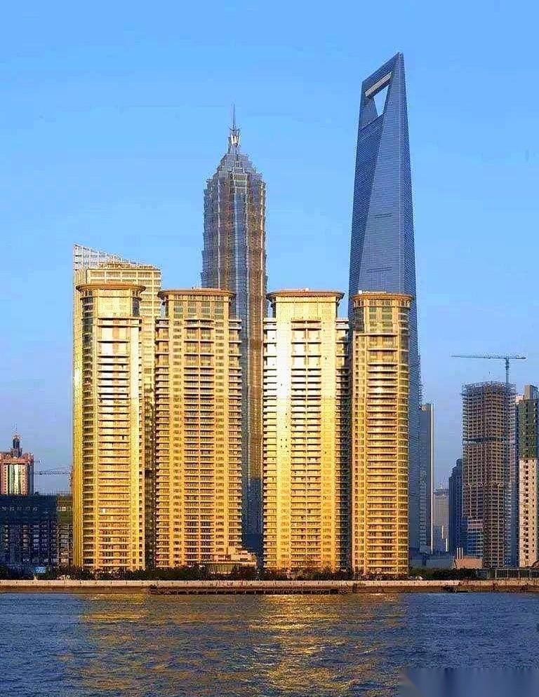 谁能想到，陆家嘴那个金灿灿的“老大哥”，汤臣一品，居然也会有“容貌焦虑”。前阵