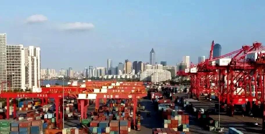 太膈应人了！现在网上吵翻了——有人说冯小刚拍《芳华》是掏心窝子致敬文工团青春