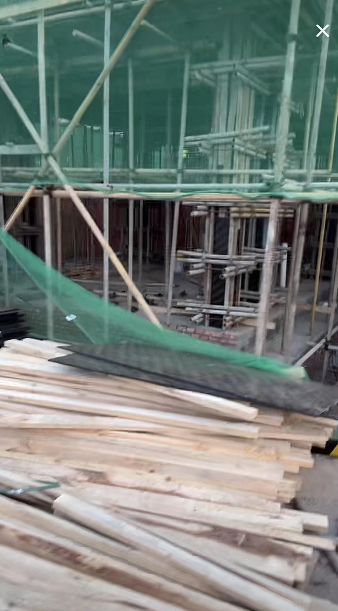 农村四哥家的新房已经修到第二层了！今天，农村四哥直播卖香肠等，下午卖了好几百