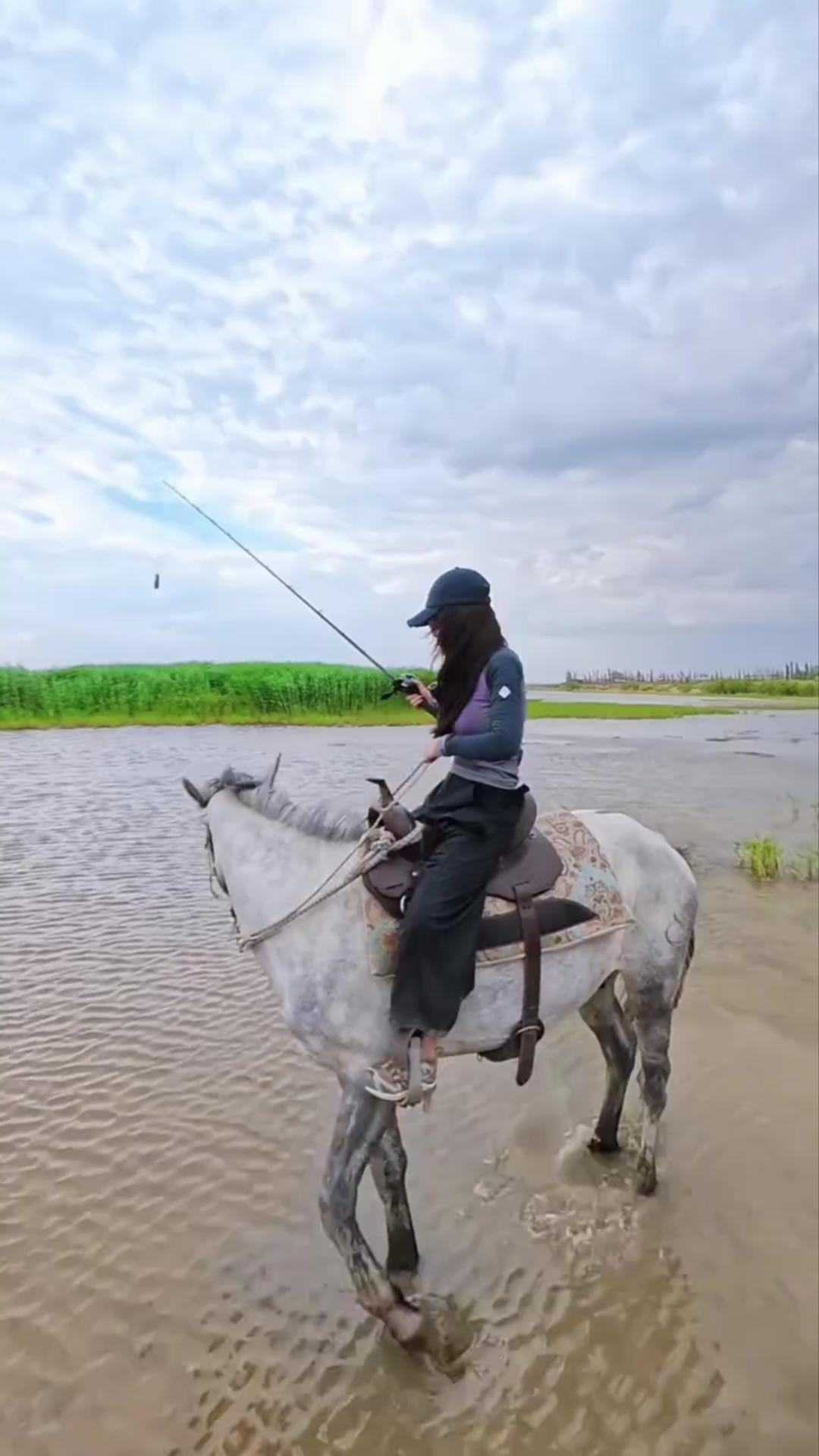 夏日生活随记这钓个鱼也太卷了吧，都骑上马钓鱼了，怎么还一下就爆扣了，还全是“大老