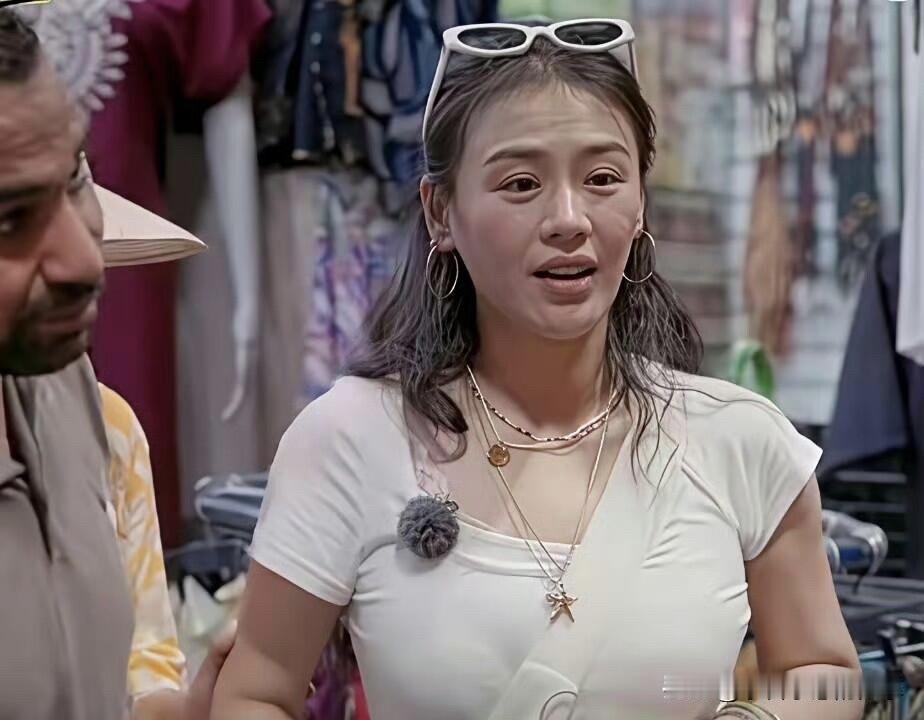 一点也不相信自己的眼睛，怎么才37岁的马思纯就满脸都是皱纹了，抬头纹和鱼尾纹也明