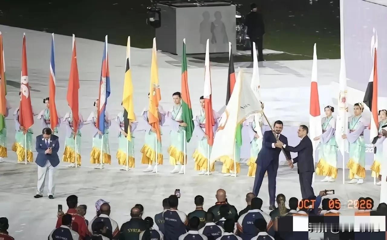 日本代表团尴尬了在亚运会闭幕式交接亚奥理事会会旗后，日本代表如释重负，而下届亚