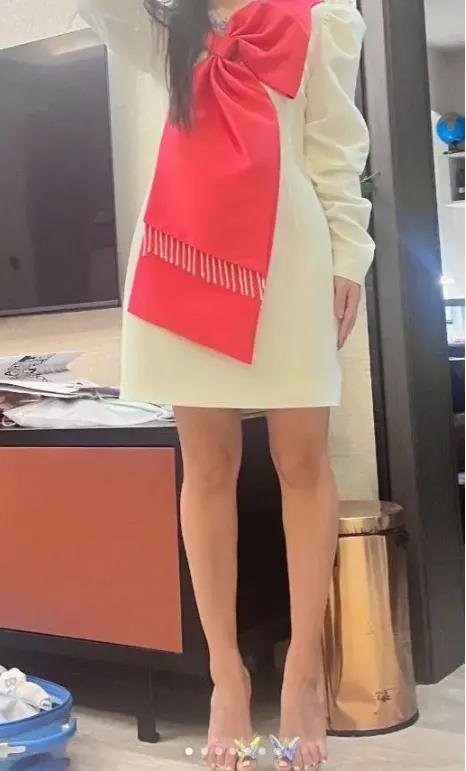 这届家长真的猛！一位年轻妈妈为儿子毕业典礼准备了7套裙装，满心期待晒到网上，结果