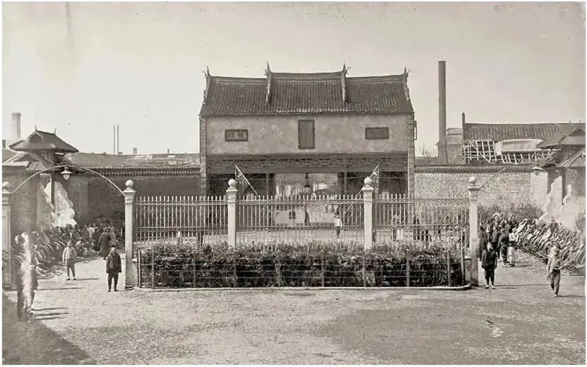 1865年9月20日，李鸿章只花了4万两白银，从美国人手里买下了一座濒临倒闭的铁厂。这座铁厂原本标价