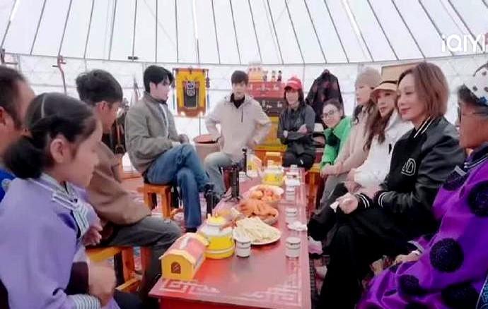 刘嘉玲摘下戴了十年的金燕子，随手送给了草原上放羊的小姑娘。小姑娘没说话，递给她