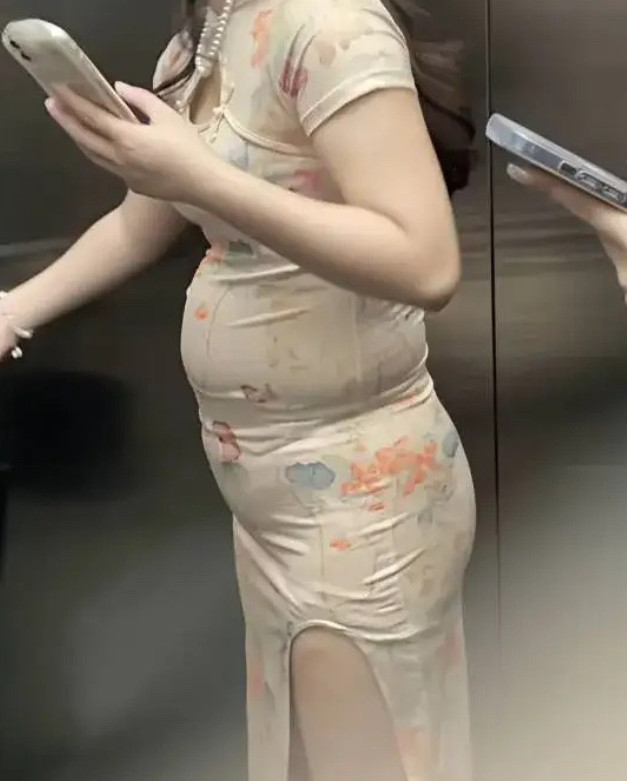 刚刚在电梯里，看到楼上的邻居穿着旗袍，在电梯里视频聊天，还美滋滋的问人家，她穿旗