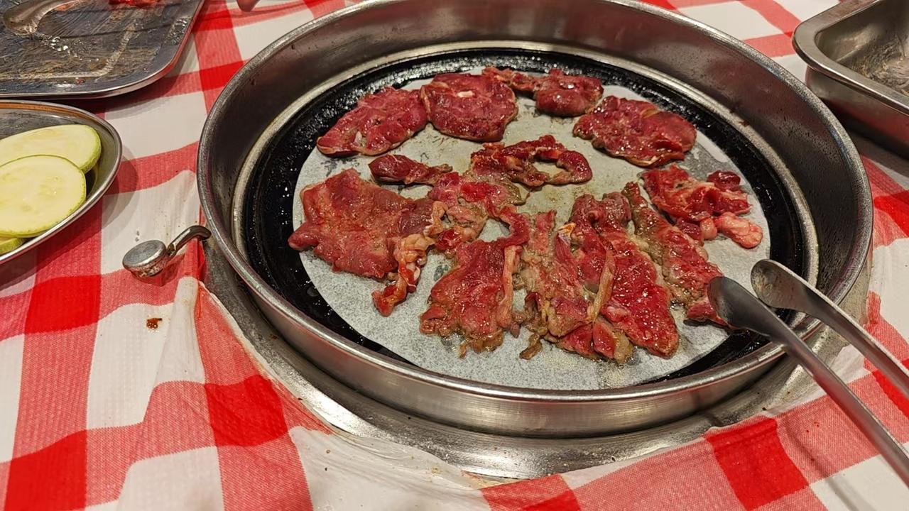 晚上一家人去吃烤肉，我盯着邻桌的两个妈妈看了足足半小时。邻桌的两个妈妈烤得热火