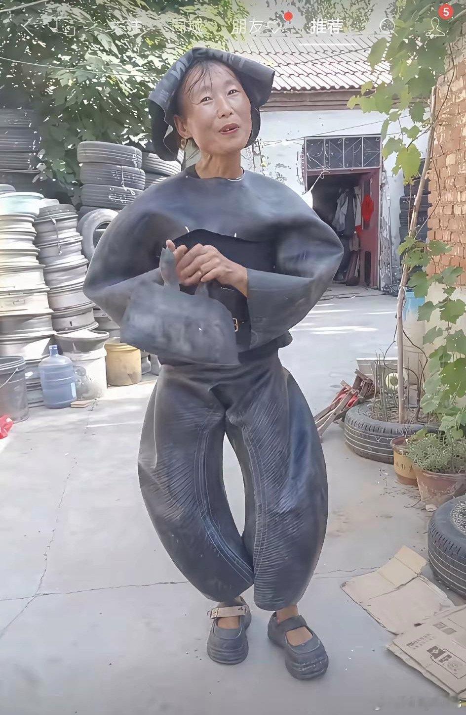 这位大姐的“轮胎服”是不是可以和巴黎世家的奇装异服相提并论