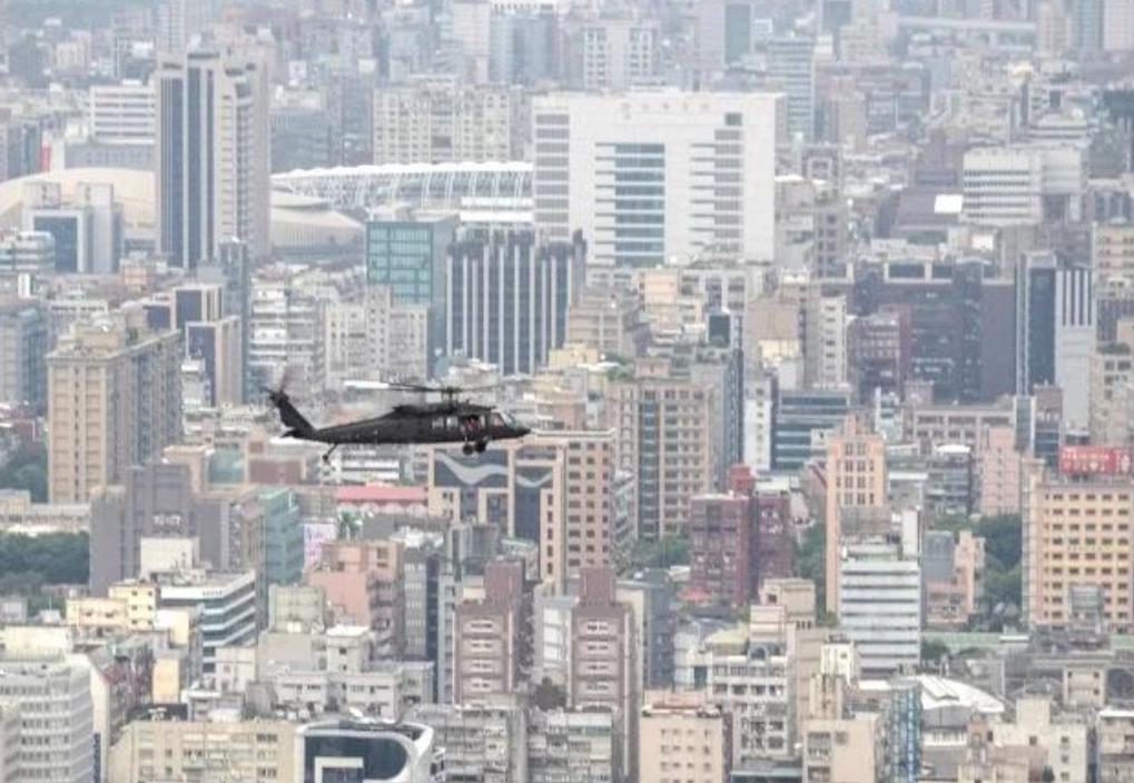 赖清德别怕，这回是预演！今日上午台湾“双十”空中彩排，战机直升机编队掠过赖清