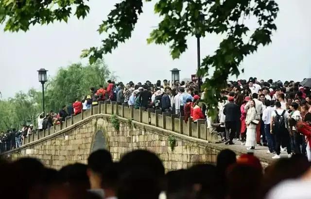 一动不动！五一最堵景点出炉，第1名堵到怀疑人生，第5名直接劝退家人们！五一