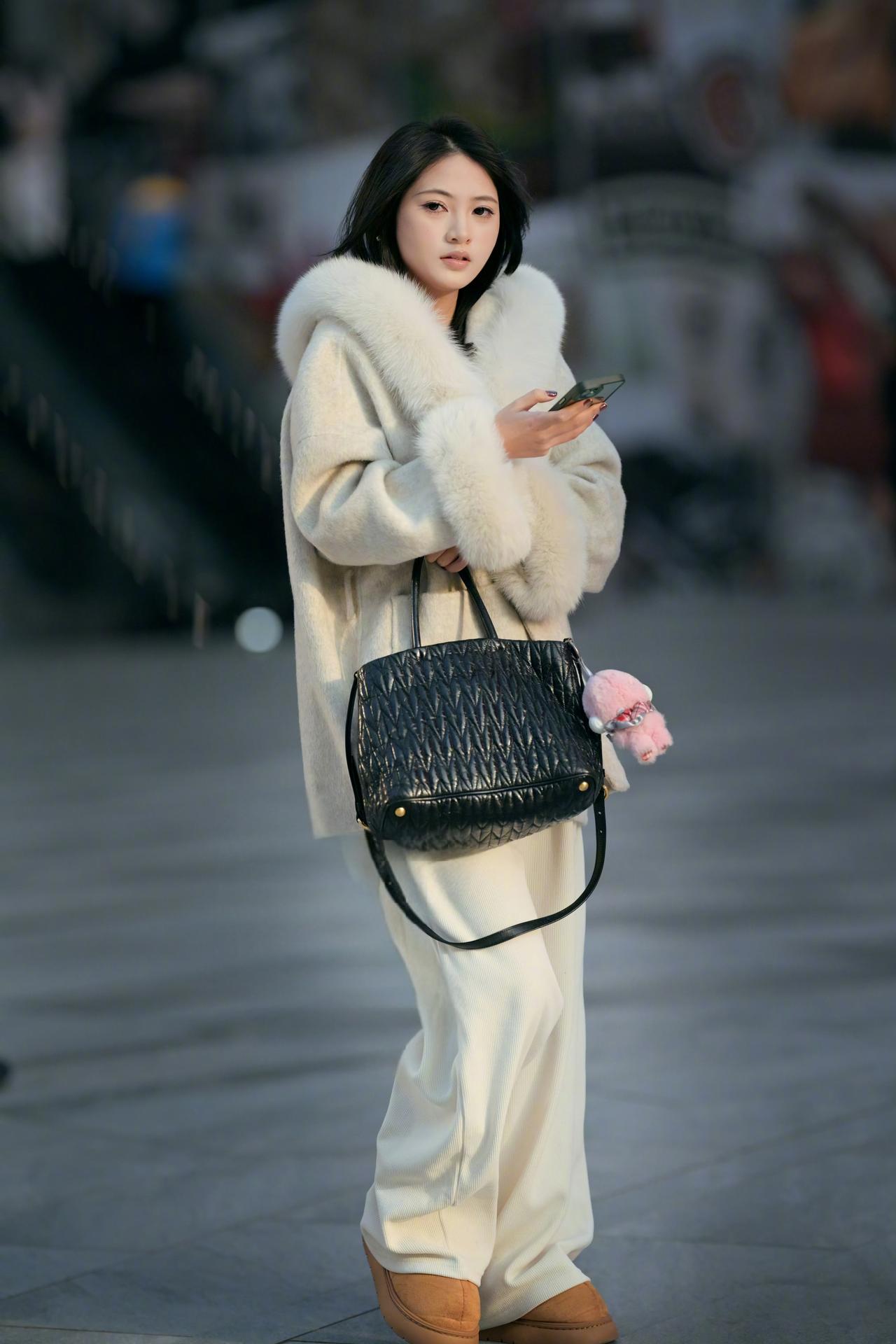 “偷拍”自然淡定的小姐姐