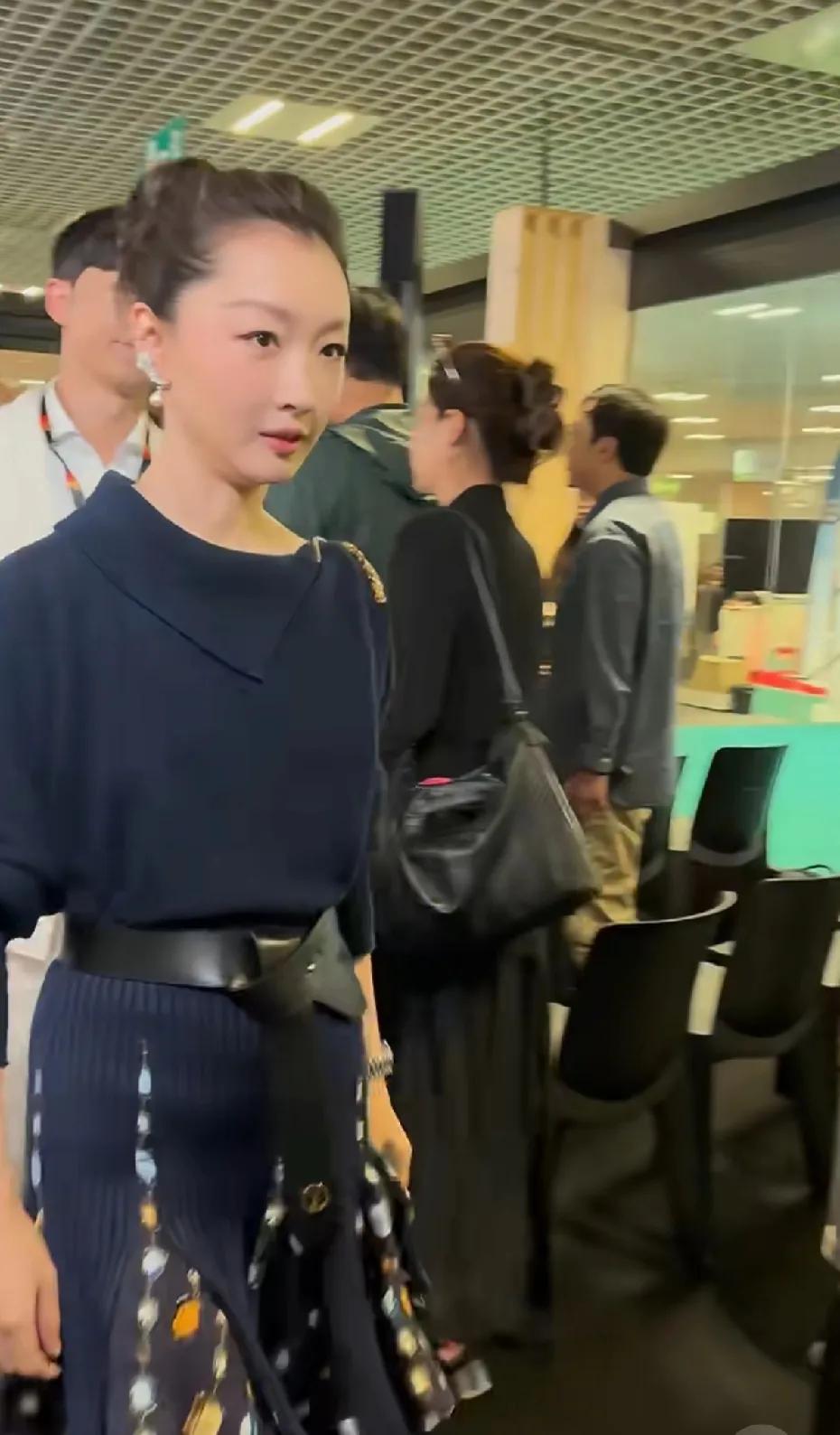周冬雨在戛纳电影市场，这衣服可以，又是阿姨味儿童。知性的打扮，这衣服是真显老啊，