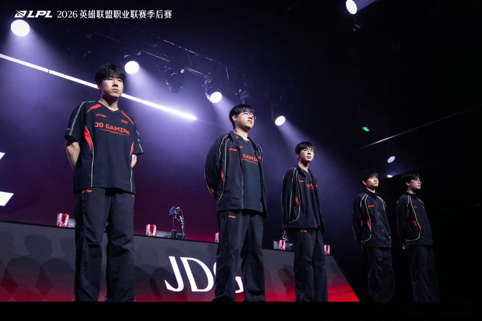说完IG与TES，再来看一下WE和JDG的冒泡赛，这两队可没有复活甲，这场BO5