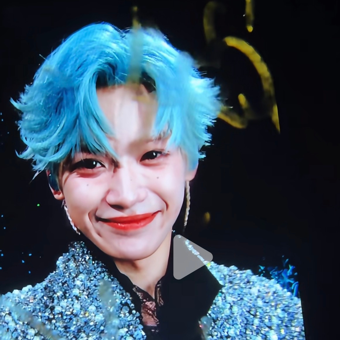 梓渝站姐站姐拍的，截图直出，我以为哪个铁T呢。而且我发现他做不了大表情，一笑脸就