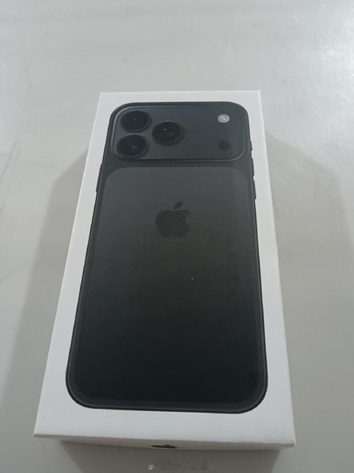 海外网友曝出了在深圳进行跌落测试的iPhone17Pro真机，打假了之前