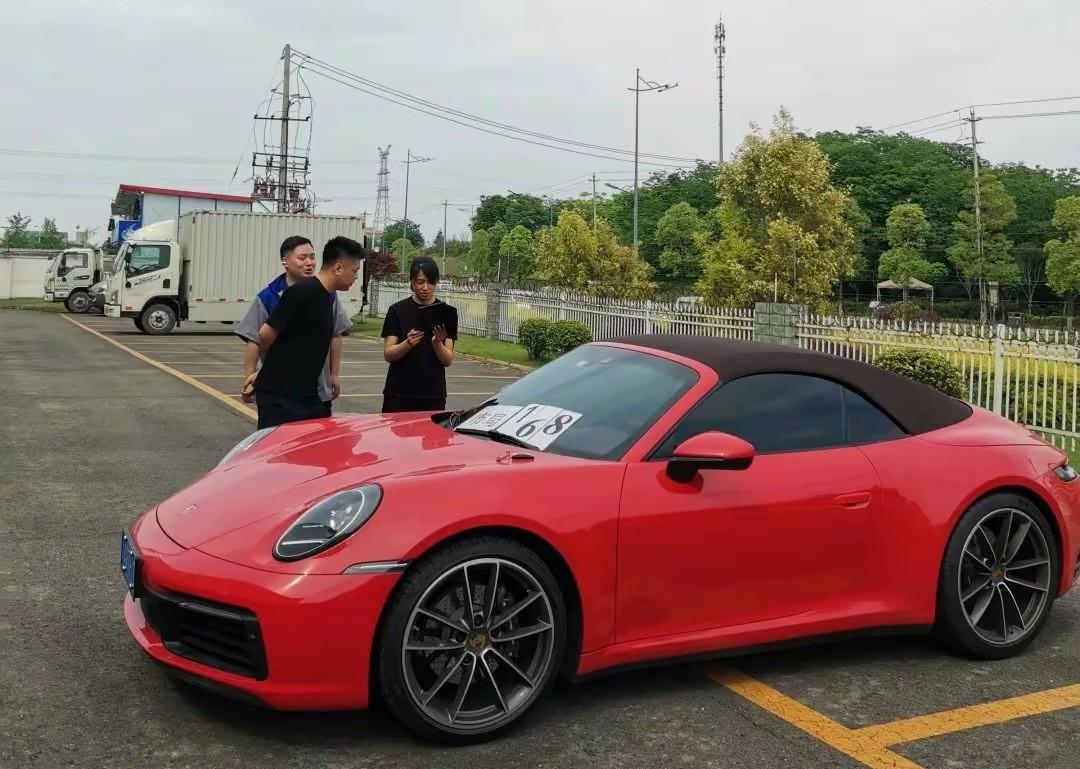 成都，一男子舍不得吃，舍不得穿，过着穷酸日子。谁也想不到竟诈骗3270万，给女友