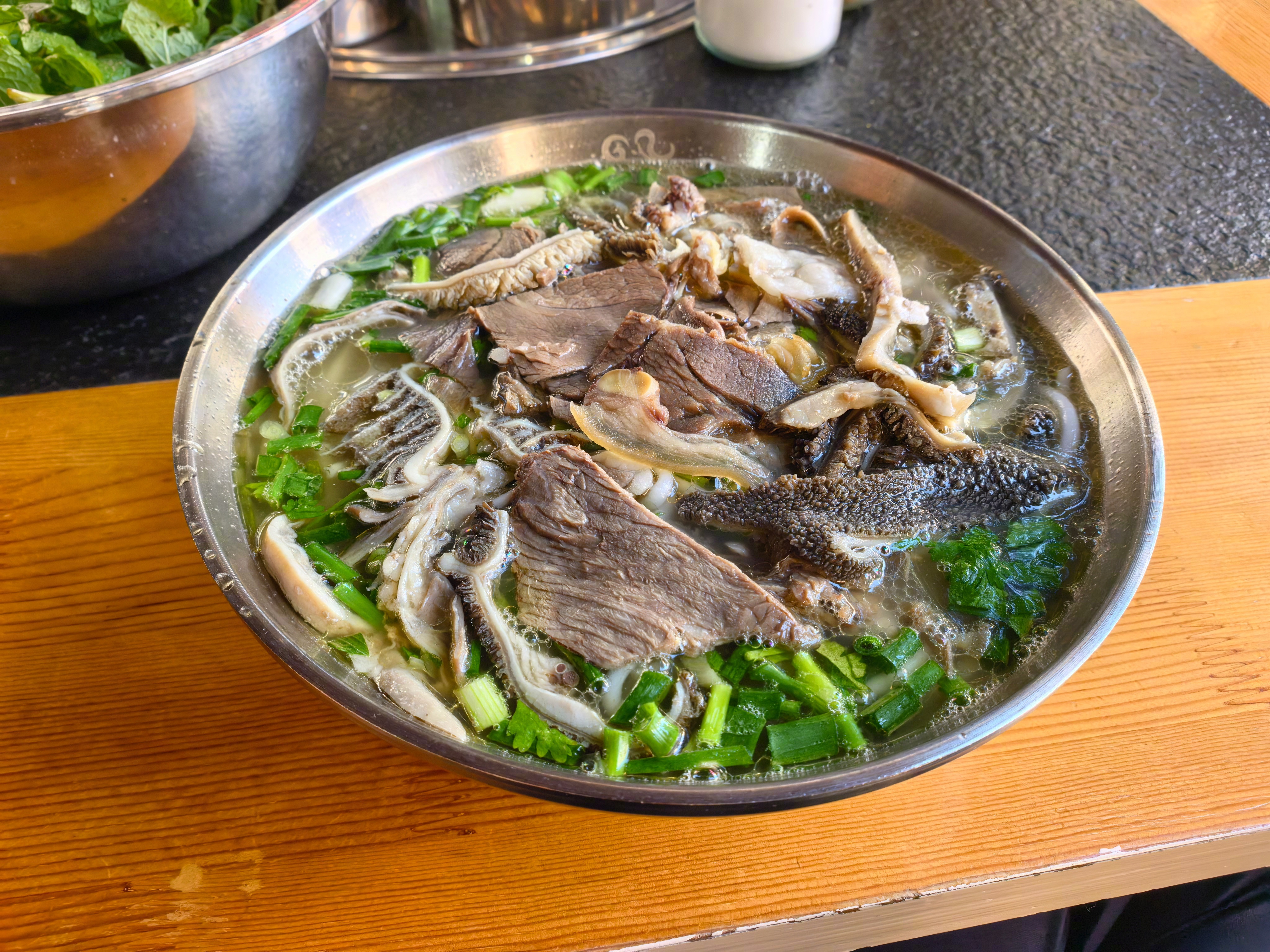 攀枝花羊肉米线是特色，很好吃，很鲜，羊肉也嫩，里面有青麻椒，加点薄荷很爽口。本地