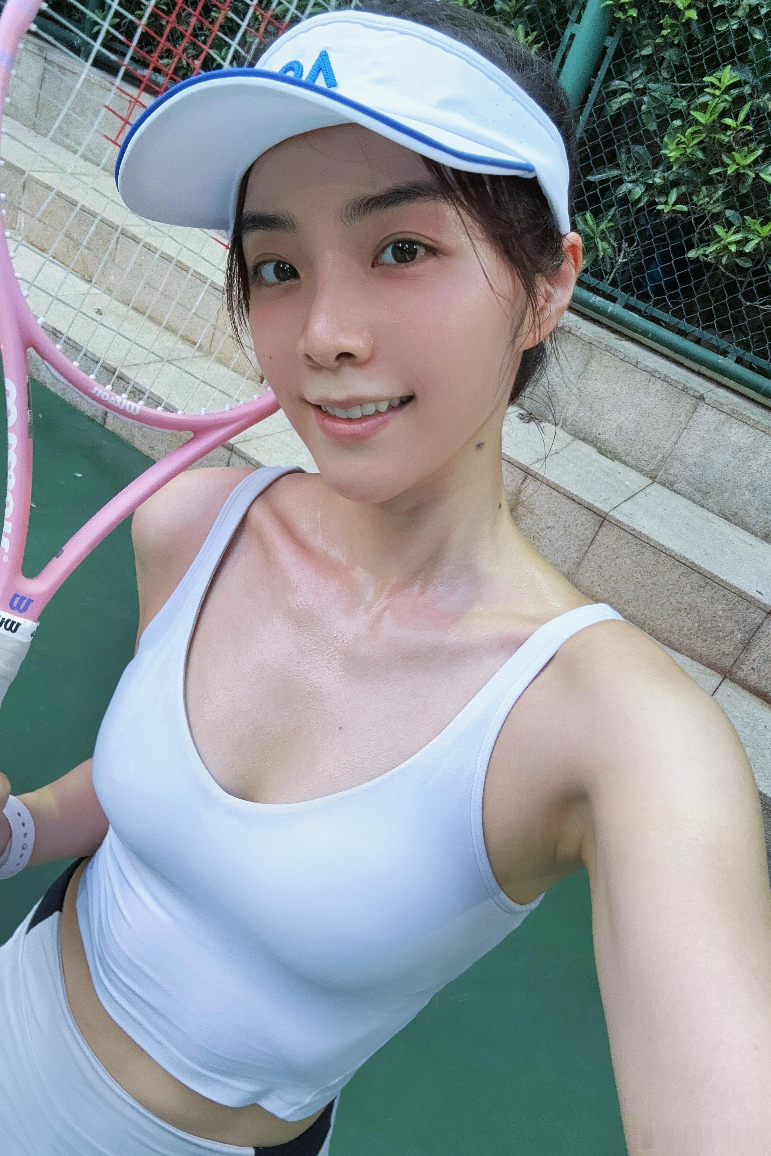 余霜日常运动打网球，香汗淋漓​​​