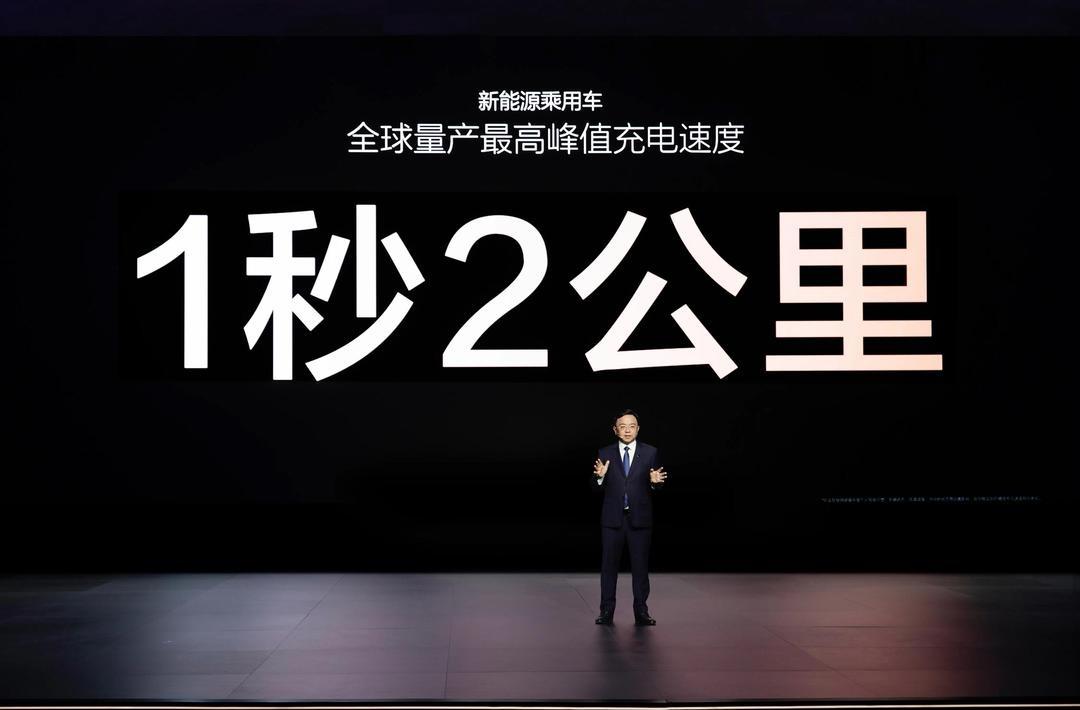 2025广州车展直接上演「充电界速度与激情」，比亚迪这波操作把燃油车按在地上摩擦