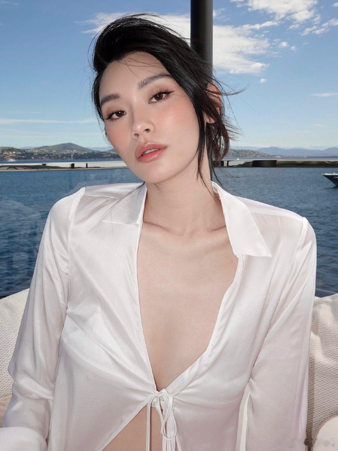 奚梦瑶婚礼后出海游玩奚梦瑶婚礼后出海游玩，这状态绝了！和朋友在游艇上比耶，笑容灿