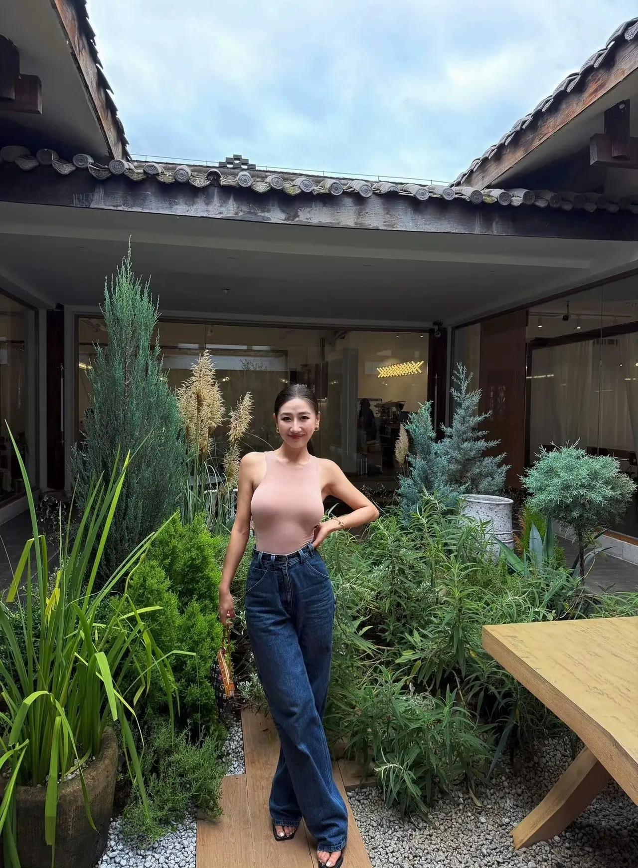 笑口常开，好运自然来！美女在古巷笑容太有感染力了。原来真的一笑解千愁，你对着世界