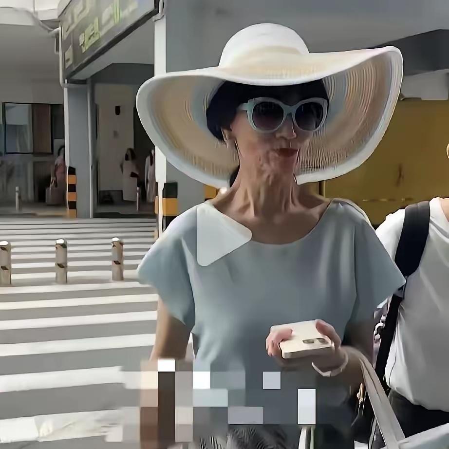 看完赵雅芝三亚的无修生图，才读懂真正优雅的老去到底是什么模样。