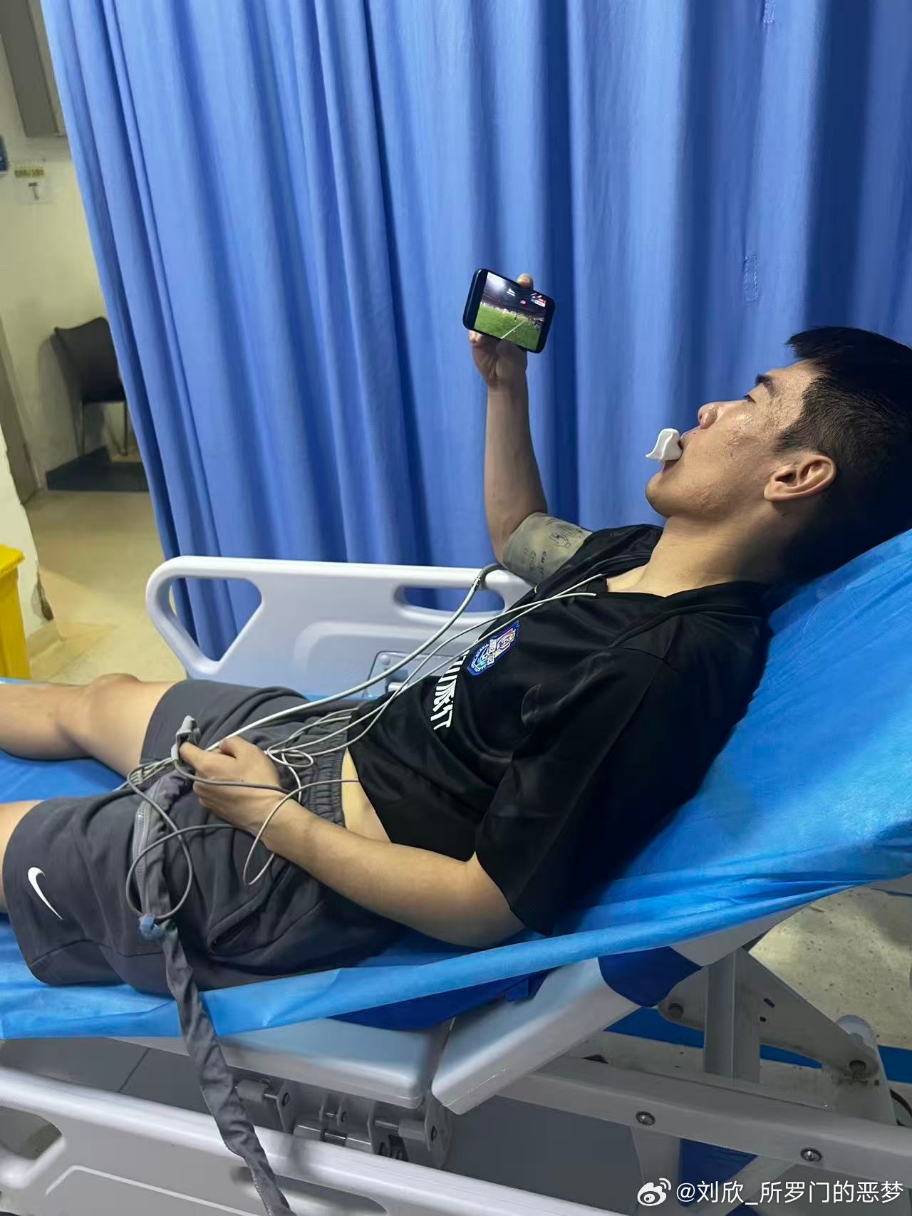 津门虎队长王秋明，比赛中撞掉两颗门牙。在医院治疗时，王秋明始终关心球队的比赛情况