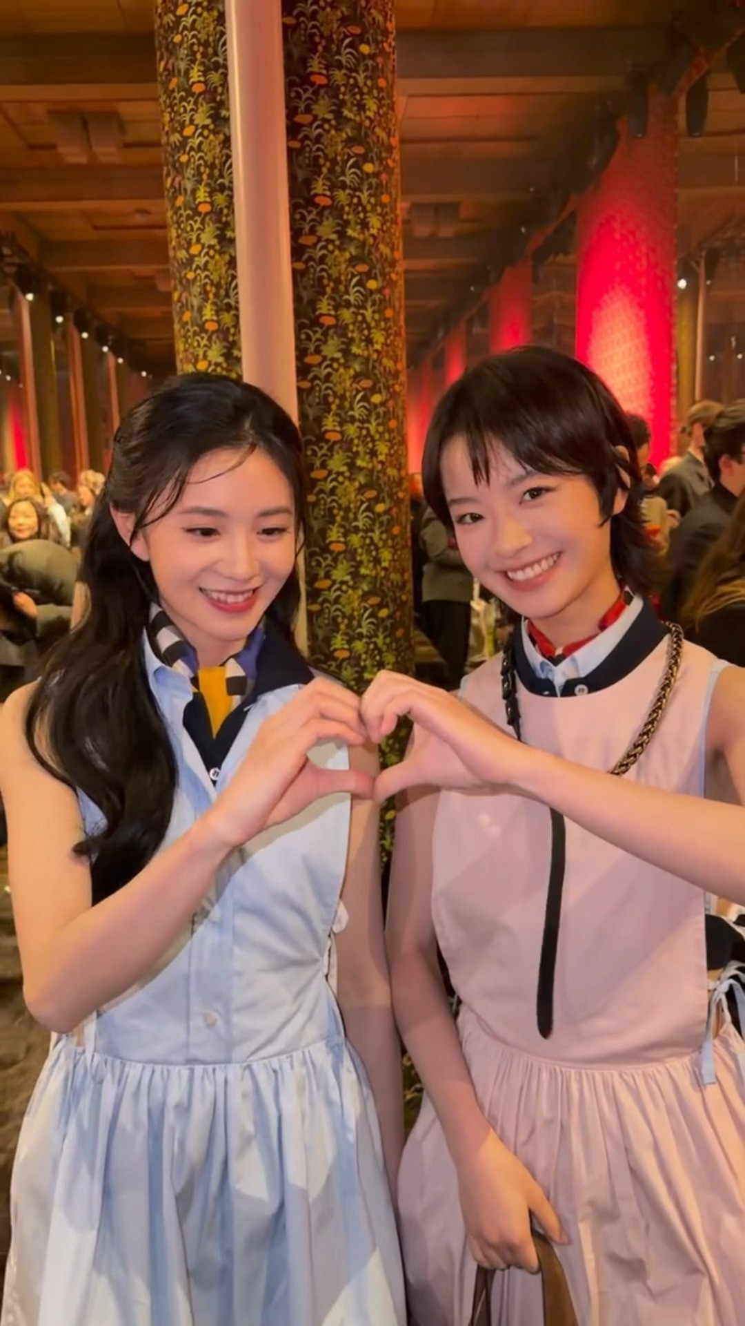 两个萌萌的女孩自拍中🤳比心中🫶🏻刘浩存李庚希在秀场自拍刘浩存李庚希一起比