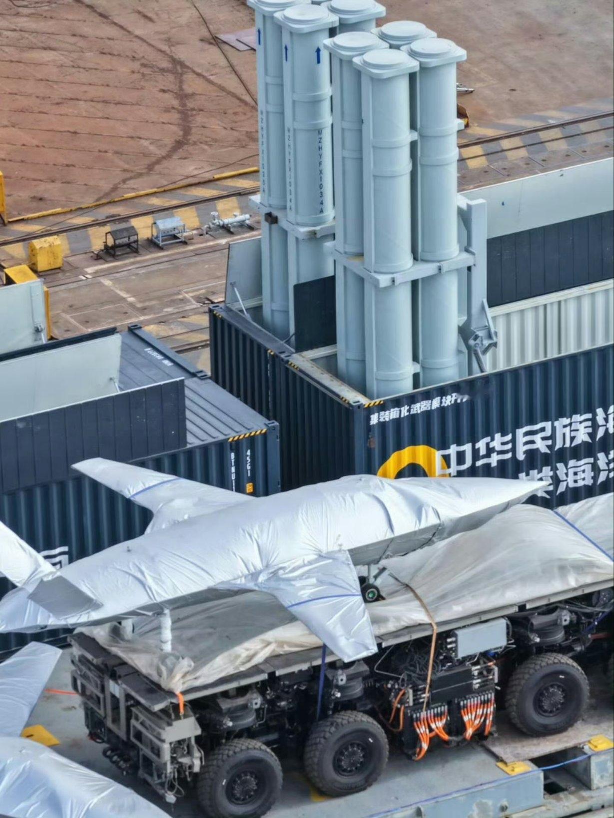 几张我们轻型航母战列舰的近景照片，照片显示部分垂直发射系统（VLS）集装箱已被拆