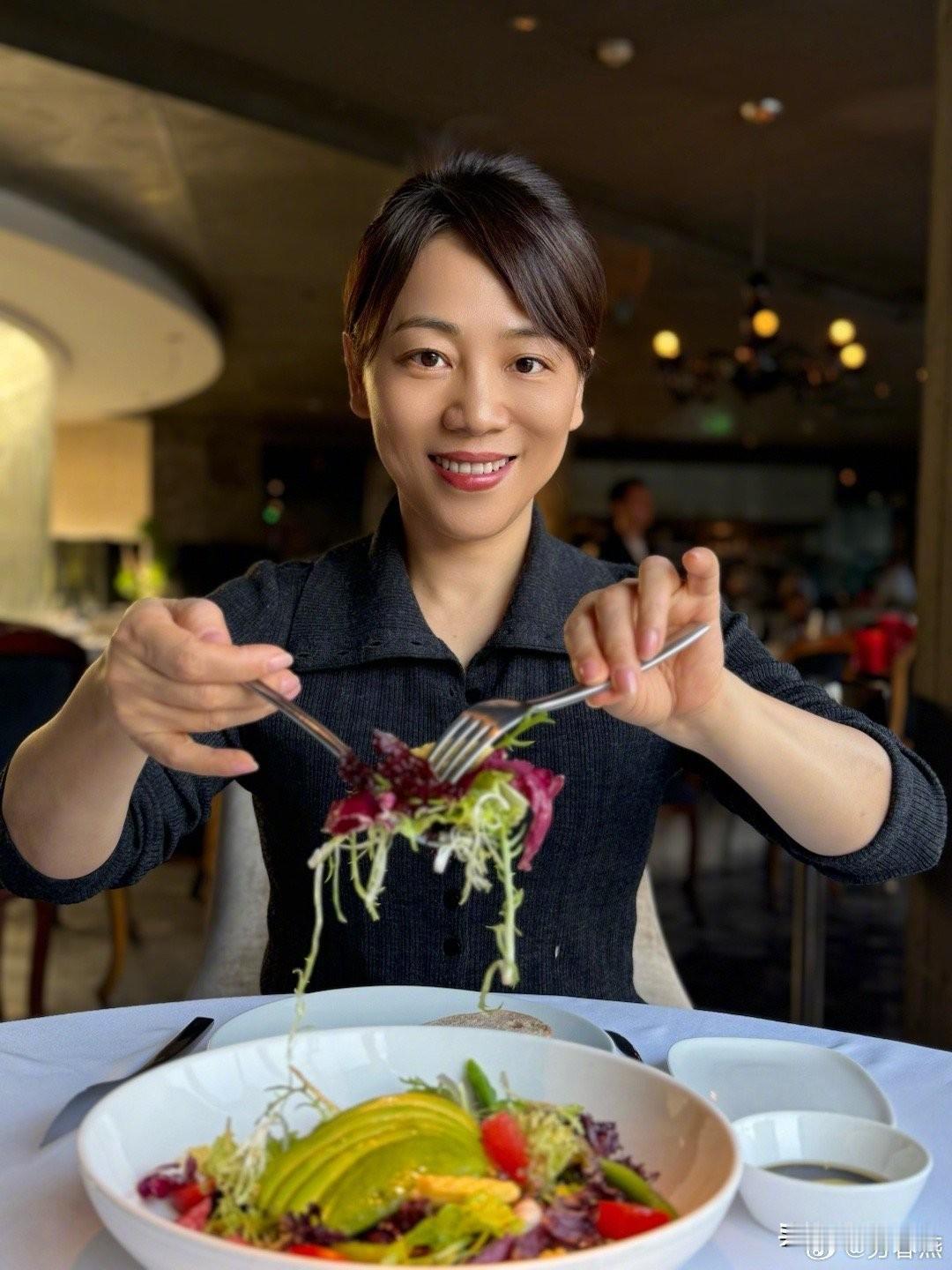 53岁劳春燕皮肤精致还很光滑，身材优雅挺拔。整个人优雅干练，在气质这方面，拿捏得