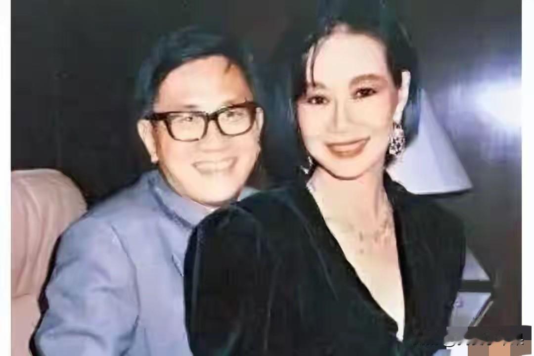 与林燕妮分手后，黄霑曾经跑到林燕妮家里抓着他的儿子问道：“你妈妈去哪里了？赶紧告