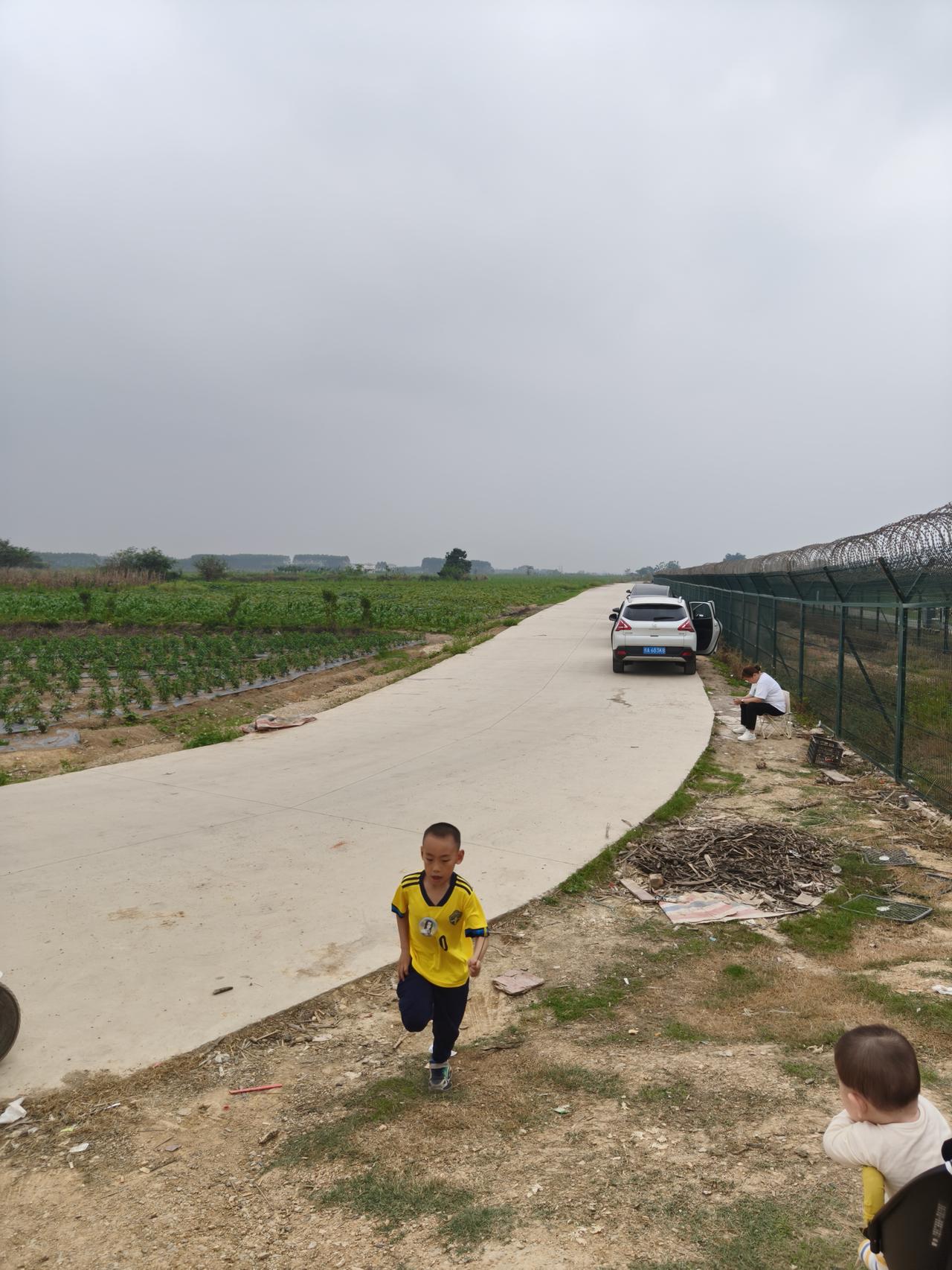 被一些网红忽悠，跑上百公里来到南宁吴圩机场附近，这个叫定文坡的地方，就为了体验飞