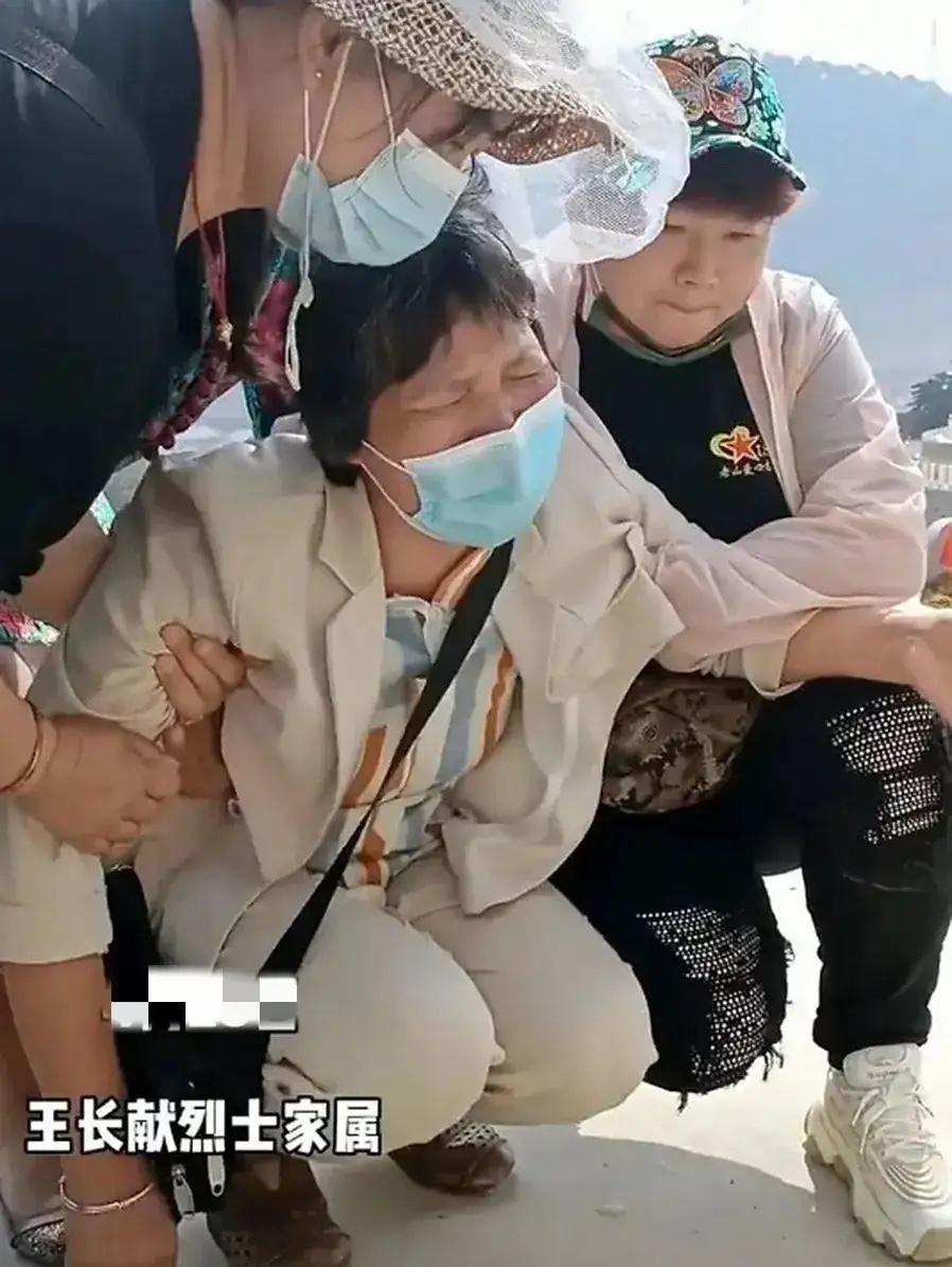 1984年，接到新婚丈夫牺牲在老山战场噩耗时，谢玉花毫不犹豫改嫁大伯哥。被停发烈