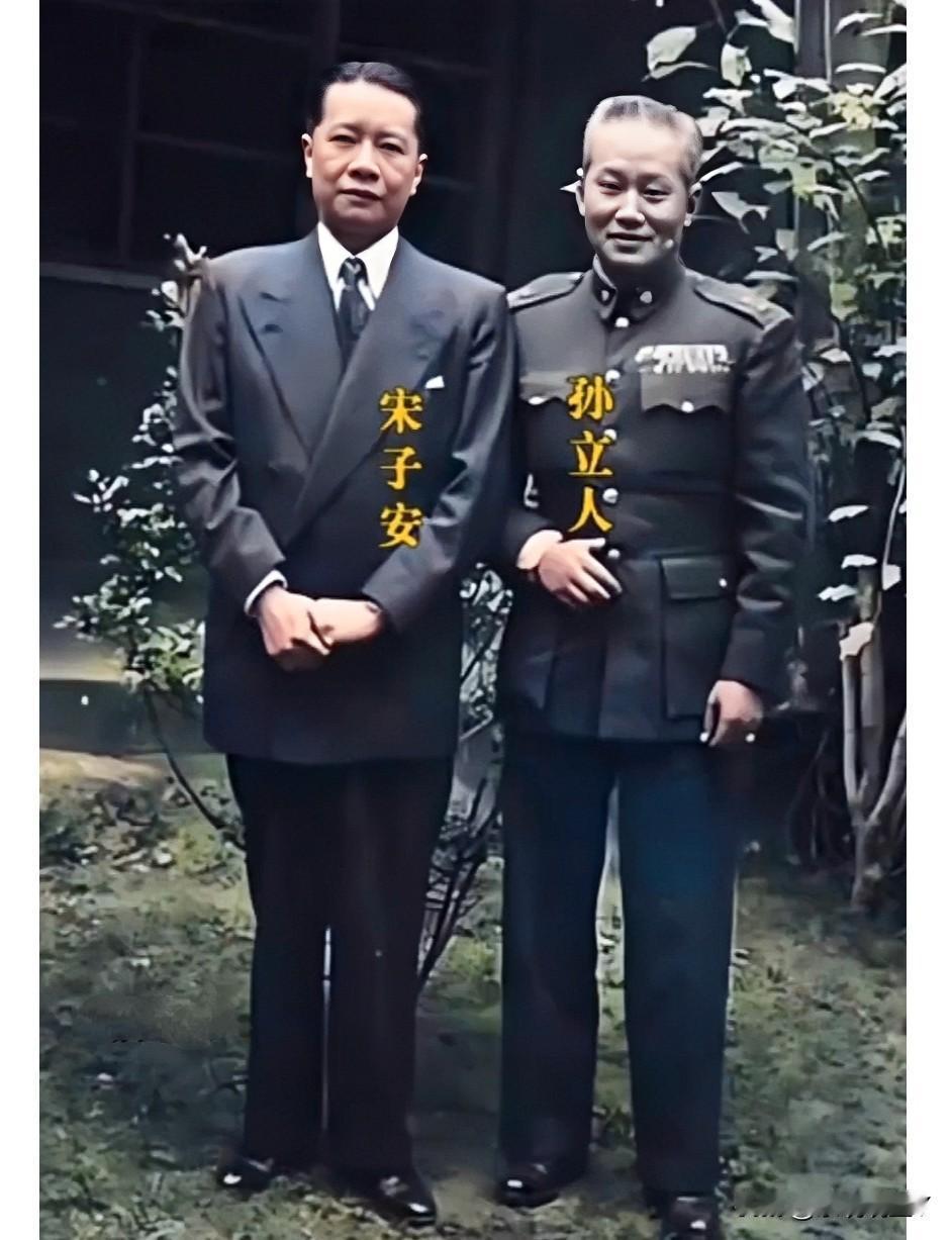 这是宋子安与孙立人将军在台湾的一张合影老照片，拍摄于1953年。这可不是演戏，也