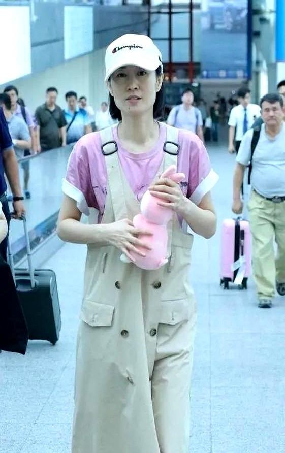 快50岁的刘敏涛，彻底撕掉了中年女人的标签。一件普普通通的粉T恤，搭上卡其色
