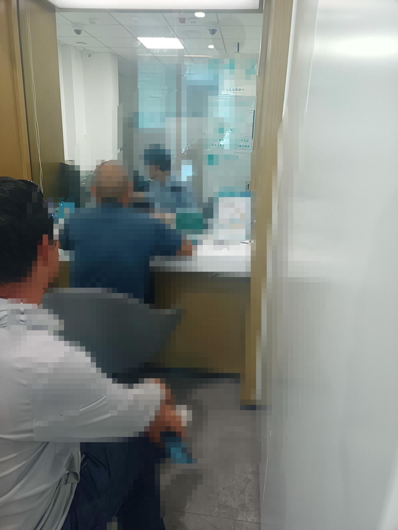 银行办业务，前头大爷取现金八万。柜员问用途，答曰：孙子马上读大学，准备学费！