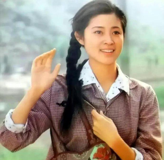 当老人说起倪萍年轻时的颜值无人可匹敌时，现在很多年轻人都不以为然。现在，倪萍已6