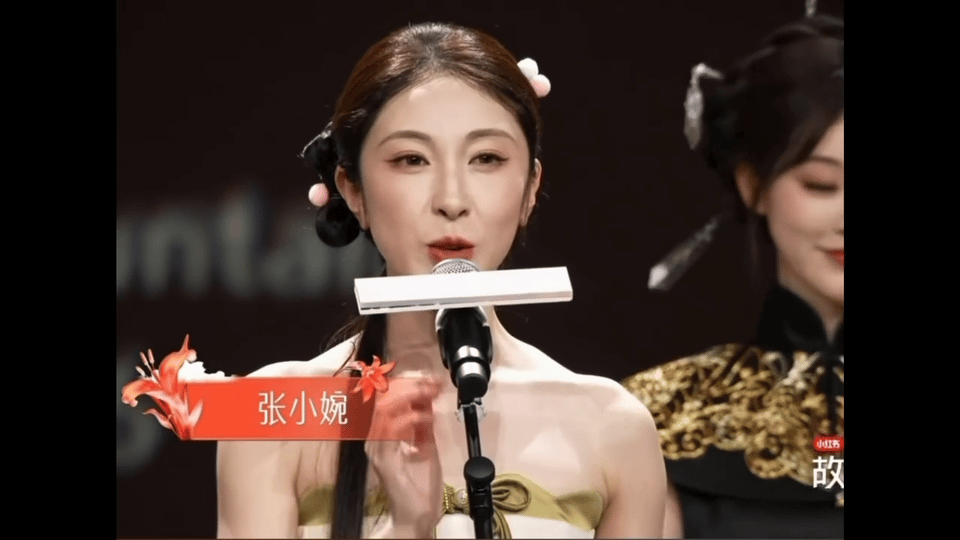 成龙72岁不做演员体验当站姐张小婉直拍图成龙打算多少钱出哈哈哈哈哈哈哈领奖现场