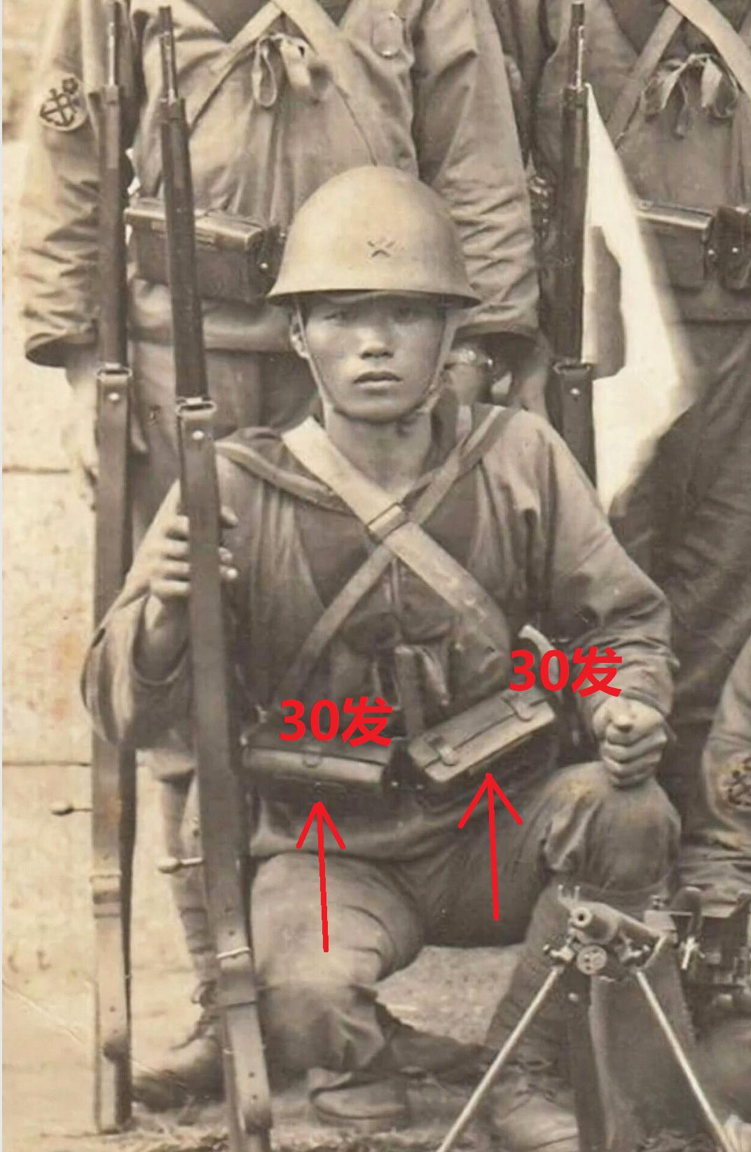这是随军记者拍到的一个日军海军陆战队的士兵。请注意看一个细节，当时的一个日本兵打