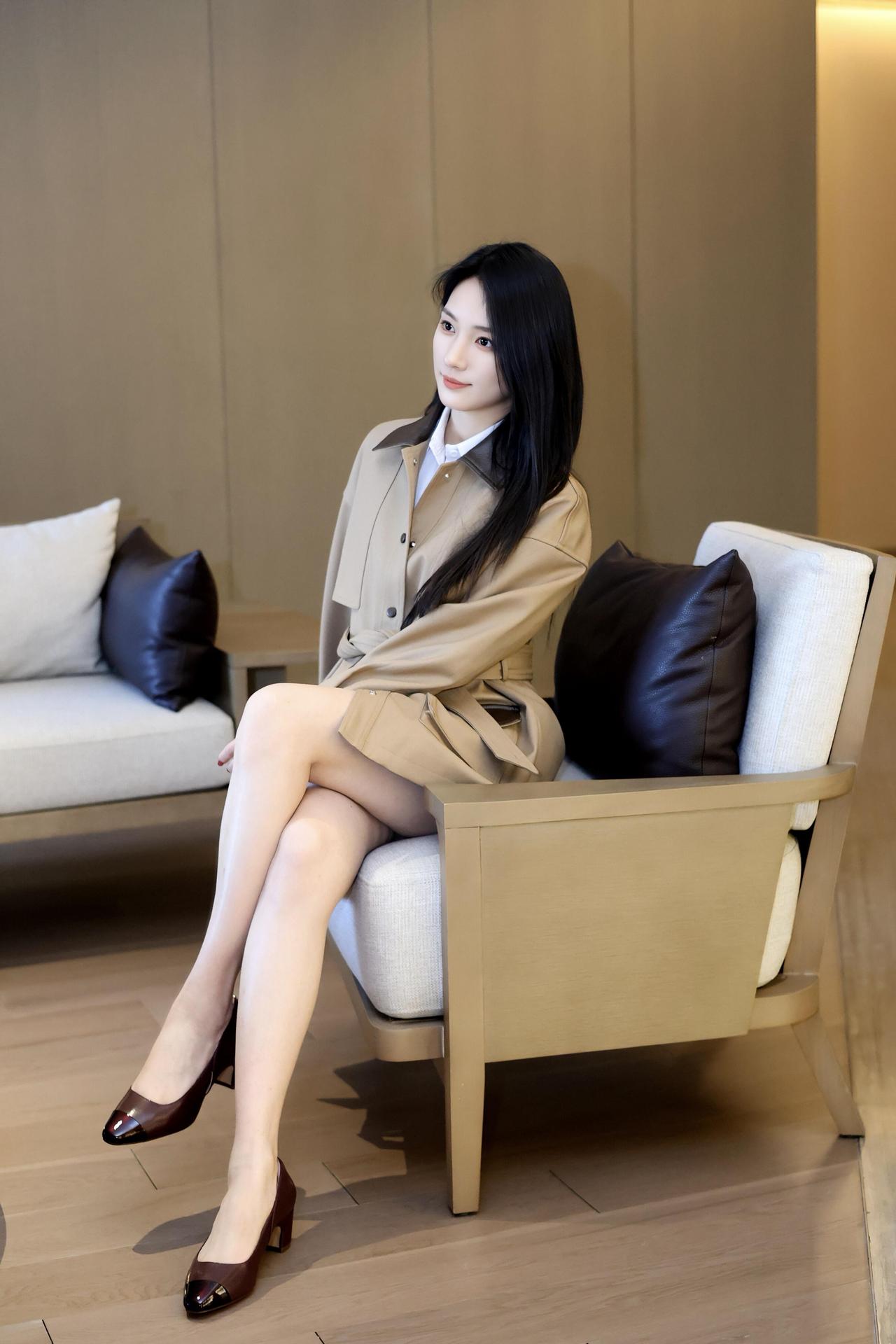 优雅职场风，米色西装外套搭配黑色高跟鞋，尽显干练气质。